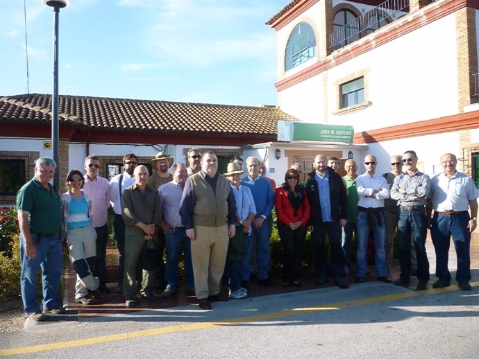 Gálvez Y Muñoz Con Participantes En La Visita A Hábitats De Lince Restaurados