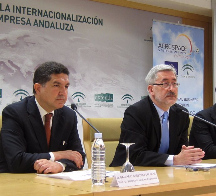 El Consejero De Economía, Innovación, Ciencia Y Empleo, Antonio Ávila (Derecha)