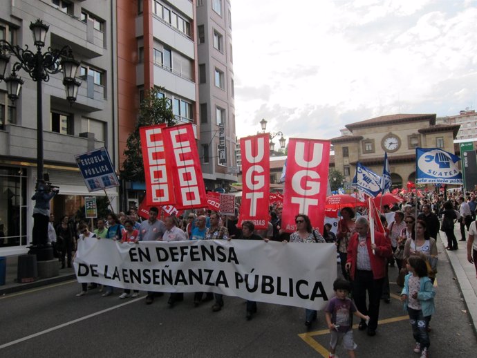 Cabeza De La Manifestación Contra Los Recortes En Educación.