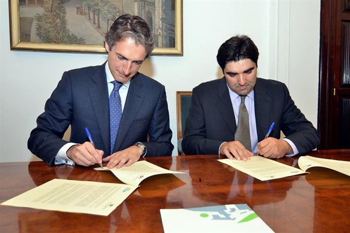 El Alcalde Y El Presidente De La Fundación Cantabria Metal Firman El Convenio