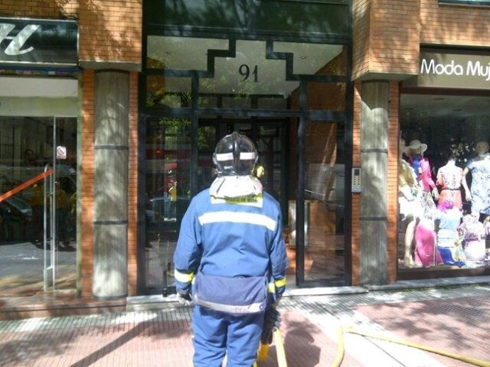 Bombero Ante El Edificio De Santa Engracia En El Que Se Ha Originado El Fuego