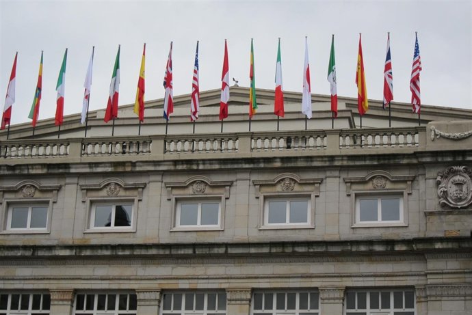 Banderas Del Teatro Campoamor El Día Antes De La Entrega De Premios