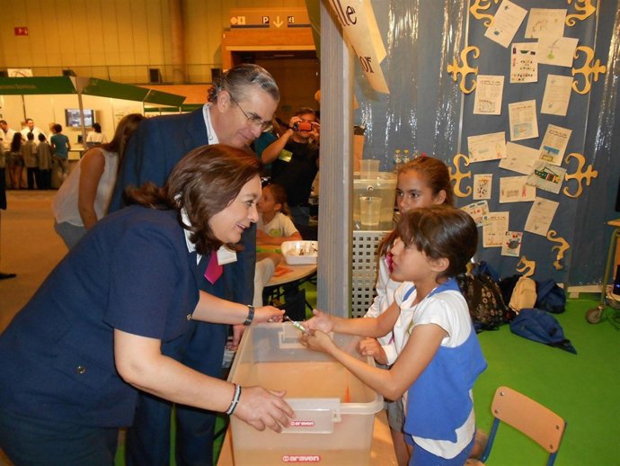 La Consejera De Educación, Mar Moreno, Visita La Feria De La Ciencia