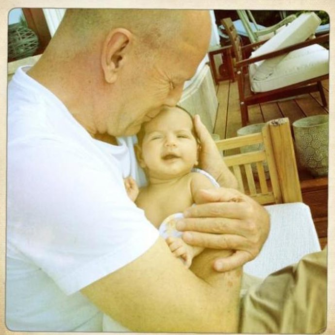 Bruce Willis presenta a su hija
