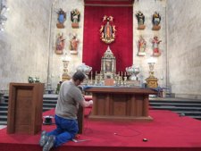 Un Trabajador Instalando El Nuevo Altar De La Catedral Nueva De Salamanca