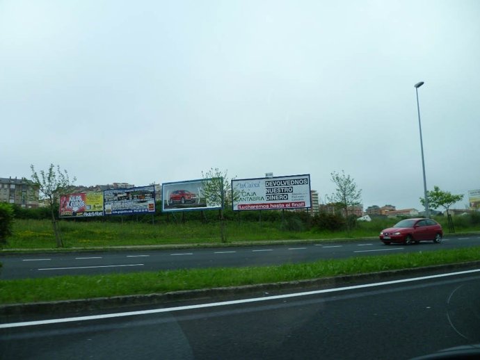 Una De Las Vallas Publicitarias 