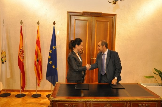 La Concejal Teresa Ladrero Y El Responsable De Bantierra Tras Renovar El Acuerdo