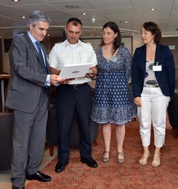 Sieso E Igual Entregan La Metopa Al Capitán Del 'Silver Explorer'