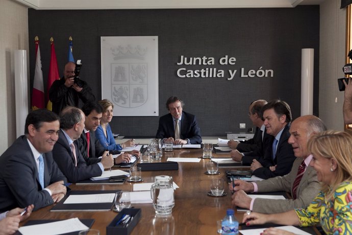Reunión De De Santiago-Juárez Con Presidentes De Las Diputaciones