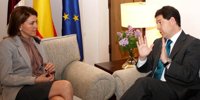 Cospedal dice que Page piensa también que la acción política no puede centrarse directamente en atacar a las personas