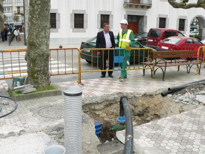 El Alcalde Con El Responsable De La Empresa Adjudicataria