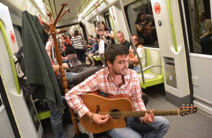 El Ciclo De Cantautores En El Metro De Valencia