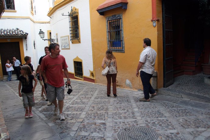 Turistas En El Barrio De Santa Cruz.