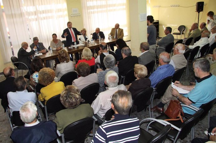 Rosado Durante Su Encuentro Con Personas Mayores En Valencia