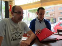 Vadillo, obligado a presentar sus propuestas en una cafetería tras encontrarse la sede del PSOE cerrada