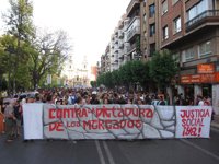 Miles de personas secundan la manifestación por las calles de Murcia al grito de "nuestra crisis, su botín"