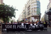Miles de personas recorren el centro de Valencia bajo el lema 'Som el poble, som el 99%'