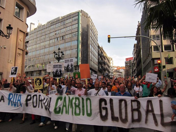 Más De 10.000 Personas Salen A La Calle En Vigo Para Reclamar "Democracia Real"