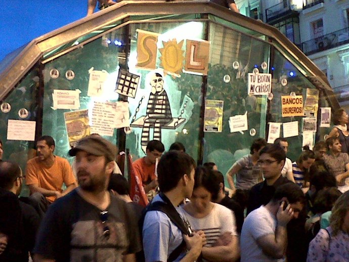 Puerta Del Sol Con Manifestantes Del 15M