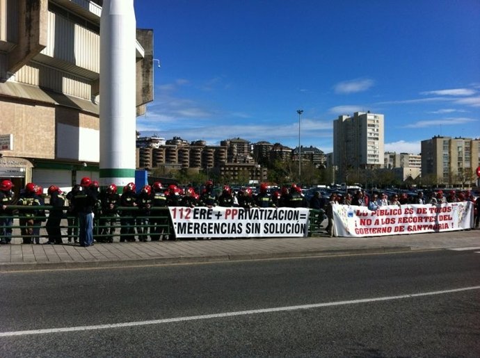 Empleados Públicos De Cantabria Se Concentran Ante El Congreso Del PP