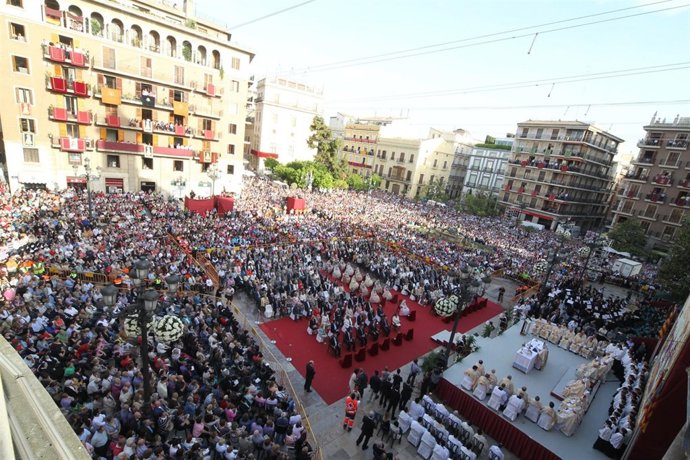 Missa D'infants En La Plaza De La Virgen De Valencia