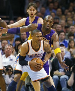 Bryant y Gasol arrancan el triunfo ante Oklahoma