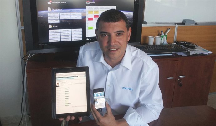 Jesús Alemany Muestra Los Dispositivos Con Las Aplicaciones Essemtia
