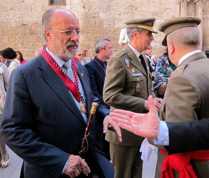 Javier León De La Riva A La Entrada De La Iglesia Del Salvador