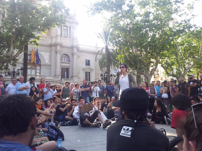 Asamblea En La Plaza Del Ayuntamiento De Valencia