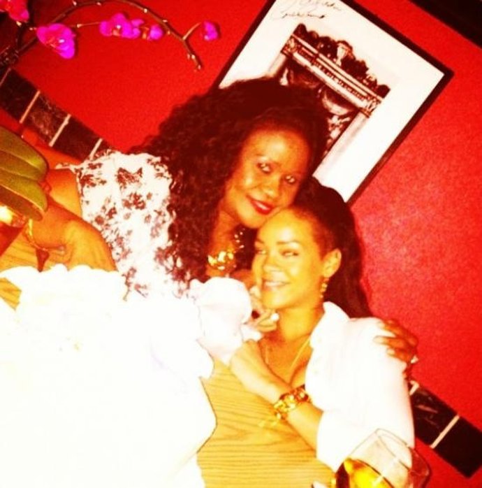 Rihanna y su madre en Twitter
