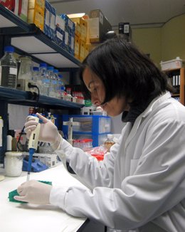 Investigadora trabajando en un laboratorio de la Universidad de Málaga