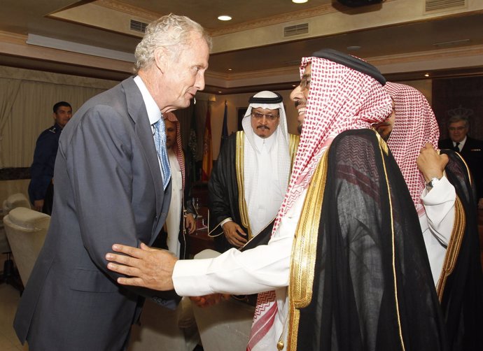 El Ministro De Defensa Recibe A Una Delegación Del Consejo Consultivo Saudí