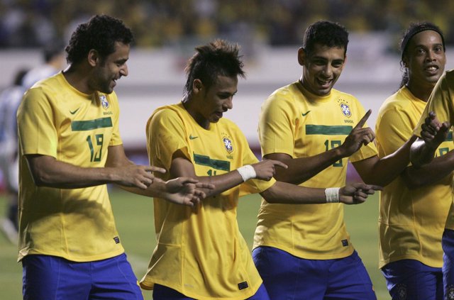 Neymar Celebra El 2-0 Con Sus Compañeros