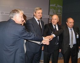 Carlos Aguirre, En La Firma Del Convenio Con Elkargi Y Oinarri.