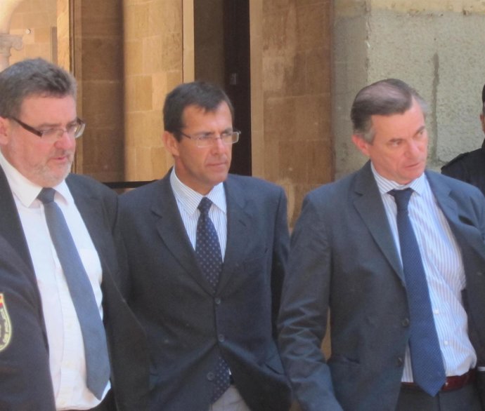 Miquel Nadal Junto A Sus Abogados
