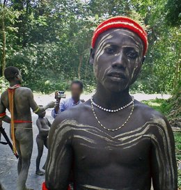 Un Turista Graba A Un Miembro De La Tribu