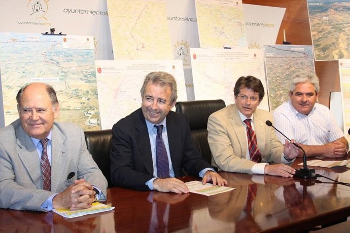Antonio Cerdá(En El Centro) Junto A Francisco Jódar