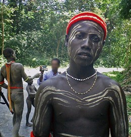 Un Turista Graba A Un Miembro De La Tribu