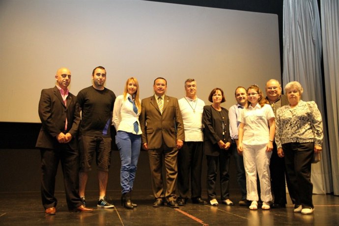 El Alcalde Con Algunos De Los Asistentes A La Proyección