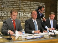 Monago dice que las medidas del Gobierno "van en la línea correcta" y son la "única política económica" que puede hacer