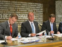 Monago considera una "necesidad" que las cajas de ahorros vayan hacia "organizaciones de mayor volumen"