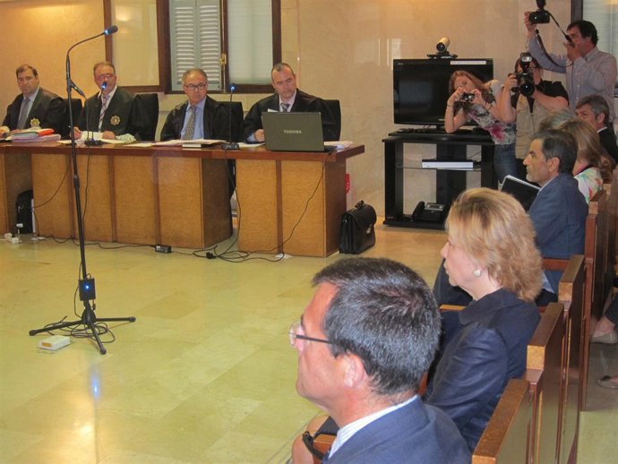 Miquel Nadal Y Maria Antònia Munar Al Inicio Del Juicio 