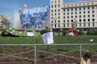 Un centenar de personas pernocta en plaza Catalunya