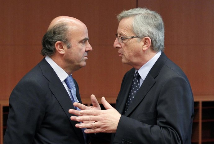 Luis De Guindos Escucha Atentamente A Olli Rehn En Bruxeles