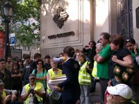 15M.- Protestas ante sedes bancarias de Barcelona marcan el inicio de la jornada
