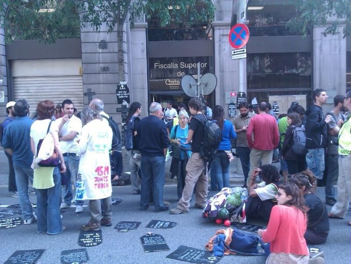 Entrega De Firmas Ante La Fiscalía Para Que Se Investiguen Recortes