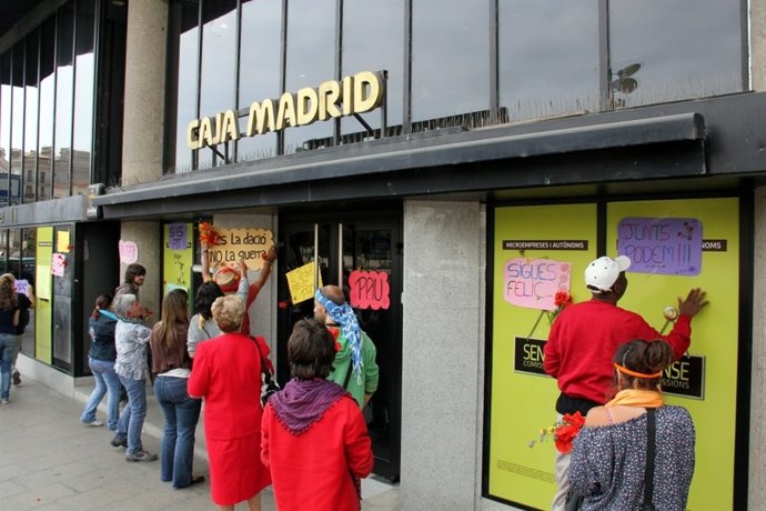 La PAH De Girona Realiza Una Protesta Ante Caja Madrid