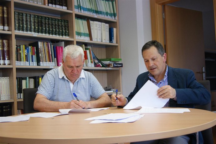 Igarabide, A La Izda, Y Gómez, A La Dcha, Suscriben El Convenio. 