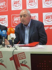 Pastrana (UGT) dice a Griñán que antes de tocar la nómina de los funcionarios debe "recortar la suya"