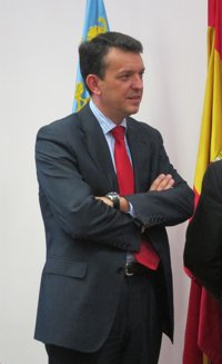 Urdangarin.- Vela dimite de todos sus cargos defendiendo su "absoluta inocencia" y para no afectar a la Generalitat